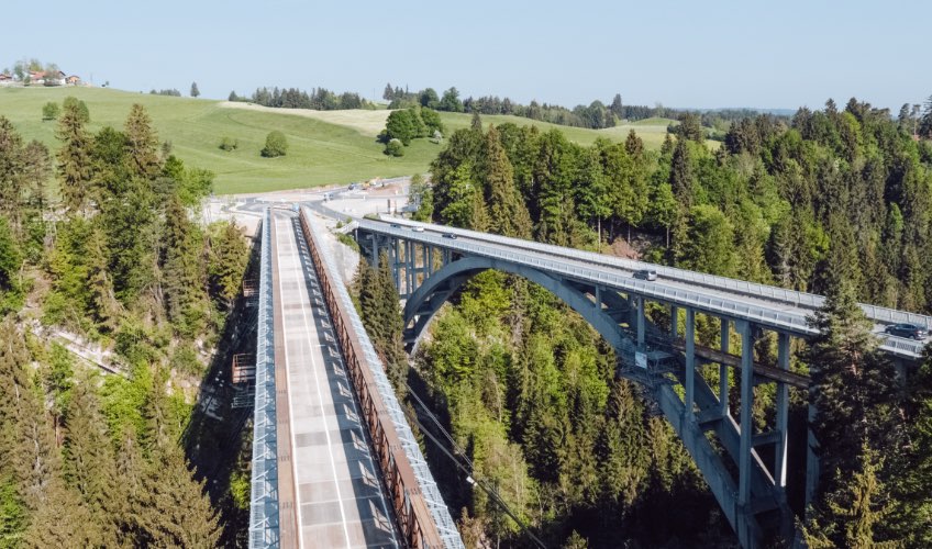 Baustatische Prüfung des Neubaus der Echelsbacherbrücke mit Behelfsbrücke (Fotograf: Sebastian Jahn / BSE-AIRpix.de)