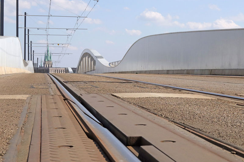 Fahrbahnsystem-Schienen-Tragwerk
