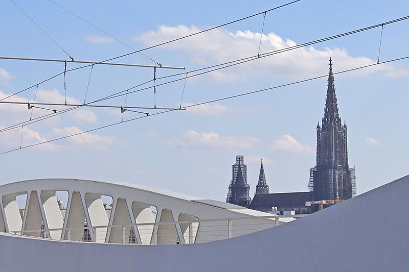Moderne Stahlkonstruktion bei der Kienlesbergbrücke in Ulm