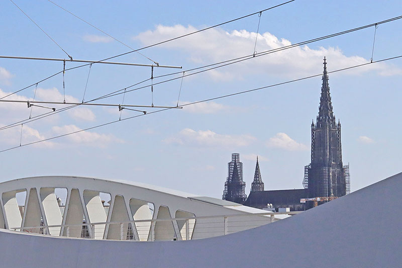Trambahn-Kienlesbergbruecke-Ulm Moderne Stahlkonstruktion bei der Kienlesbergbrücke in Ulm