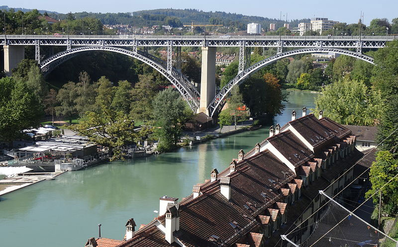 Luftaufnahme des Mattenquartiers mit der Kirchenfeldbrücke in Bern