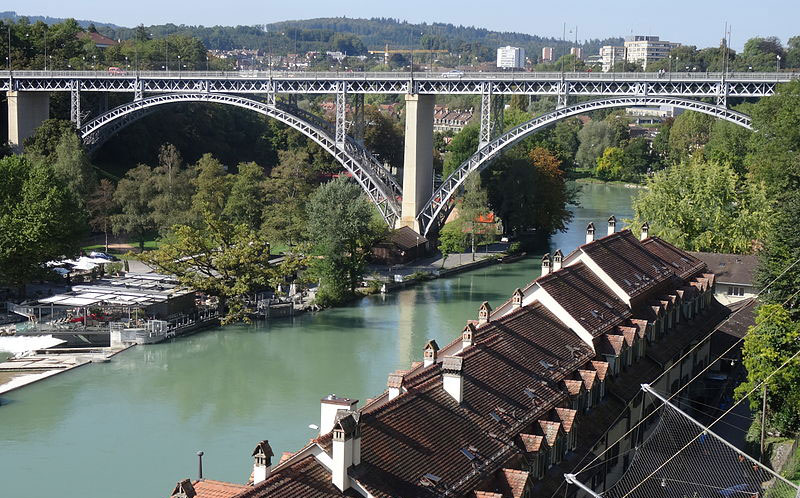 Trambahn-Kirchfeldbruecke-Bern Luftaufnahme des Mattenquartiers mit der Kirchenfeldbrücke in Bern
