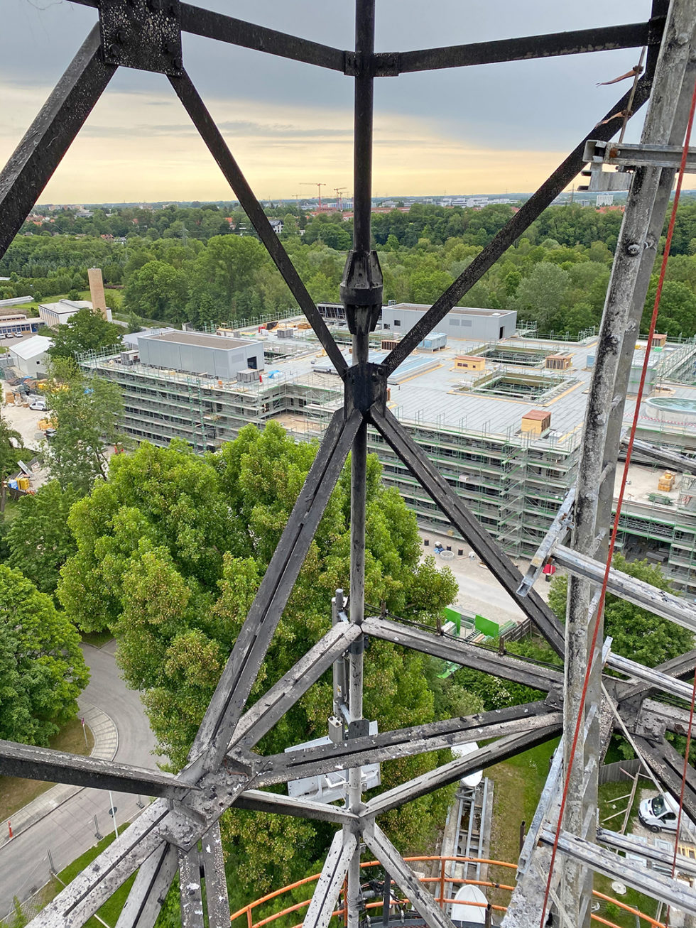 Brandschaden an einem Antennenmast Brandschaden an einem Antennenmast