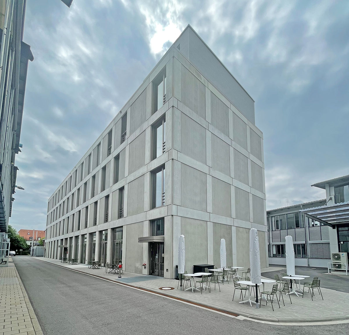 Bürogebäude mit Betriebsrestaurant, Quelle: DEHN SE + Co kG